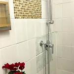 Natural Red Passion In Downtown פרוג'ה