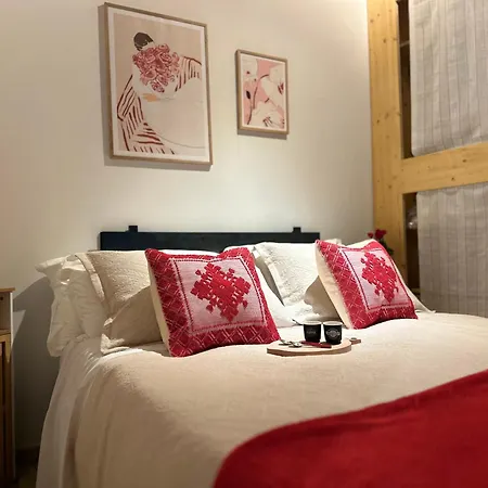 Natural Red Passion In Downtown דירה *