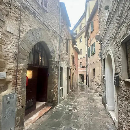 Natural Red Passion In Downtown * Perugia