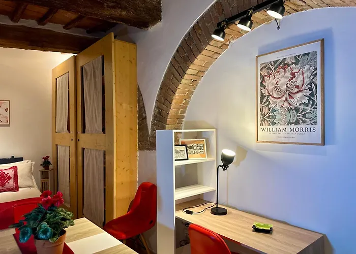 Natural Red Passion In Downtown * 佩鲁贾