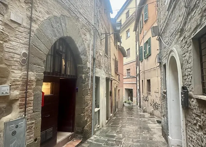 Natural Red Passion In Downtown * 佩鲁贾